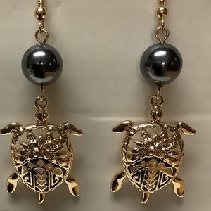 ❤️ Enameled Tribal Turtle Earrings